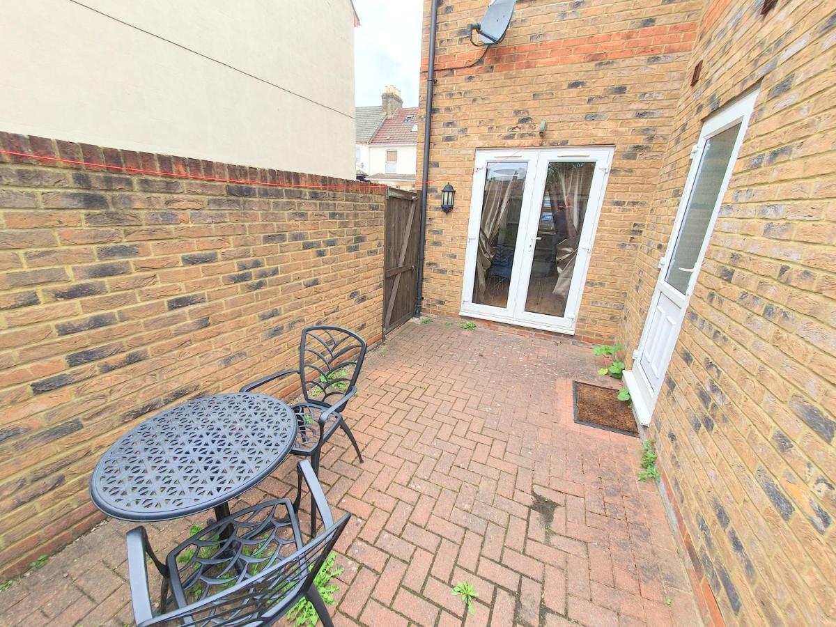 Friars Walk Houses With 2 Bedrooms, 2 Bathrooms, Fast Wi-Fi And Private Parking ซิททิงบอร์น ภายนอก รูปภาพ