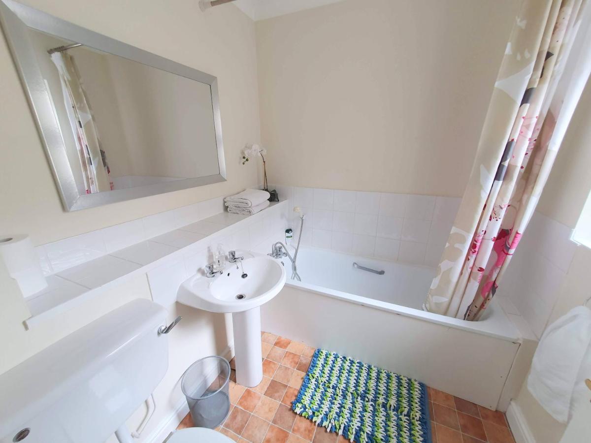 Friars Walk Houses With 2 Bedrooms, 2 Bathrooms, Fast Wi-Fi And Private Parking ซิททิงบอร์น ภายนอก รูปภาพ