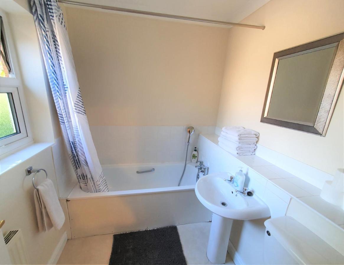 Friars Walk Houses With 2 Bedrooms, 2 Bathrooms, Fast Wi-Fi And Private Parking ซิททิงบอร์น ภายนอก รูปภาพ